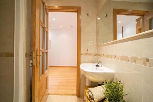a bathroom with a sink and a mirror at Apartamento con encanto y luz en pleno centro in Madrid