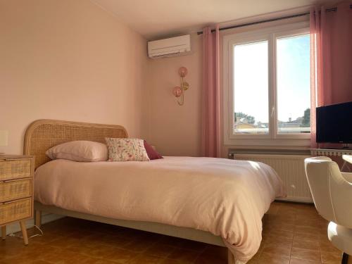 a bedroom with a bed and a window at Chambre emplacement idéal in Sanary-sur-Mer