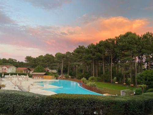- une grande piscine dans une cour arborée dans l'établissement Maison pour 4 personnes près des golfs, à Lacanau