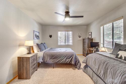 1 dormitorio con 2 camas y ventilador de techo en Spacious Pinetop Cabin with Private Yard and Hot Tub!, en Indian Pine