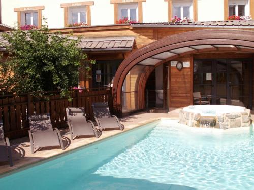 Bazén v ubytovaní Hôtel Restaurant & Spa Les Autanes alebo v jeho blízkosti