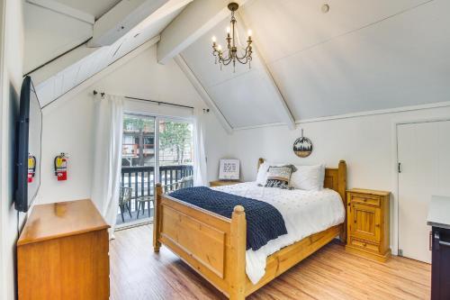 Postel nebo postele na pokoji v ubytování Serene Big Bear Retreat with Hot Tub and Game Room!