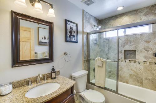 Koupelna v ubytování Serene Big Bear Retreat with Hot Tub and Game Room!