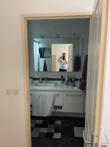 Cerisier في سوني: شخص يلتقط صورة لمرآة الحمام