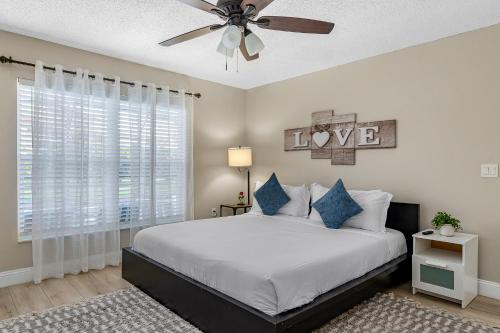 Кровать или кровати в номере 4BR w Heated Pool near Disney & Lake - Sleeps 10