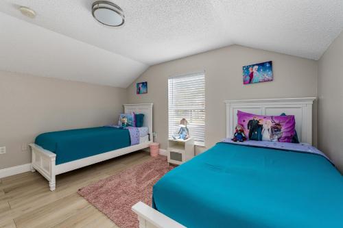 Кровать или кровати в номере 4BR w Heated Pool near Disney & Lake - Sleeps 10