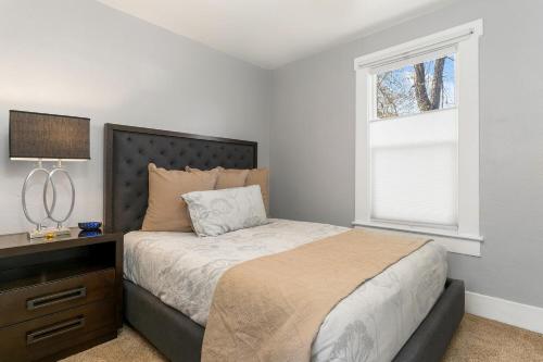 una camera con letto e finestra di Reno Family Escape: Cozy 4BR Netflix Wi-Fi a Reno
