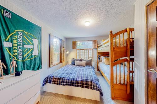a bedroom with a bunk bed and a bunk bed at Comfy Cabin by the Sea in Nehalem
