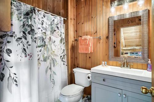 Bathroom sa Dreamy 2br Cabin With Private Hot-tub And Grill