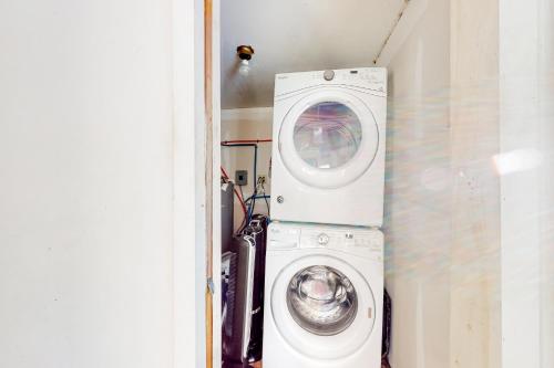 a washing machine and a washer in a room at Castleton Charmer in Castleton