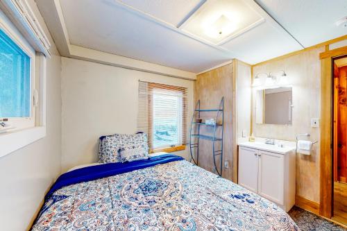 a small bedroom with a bed and a sink at Castleton Charmer in Castleton