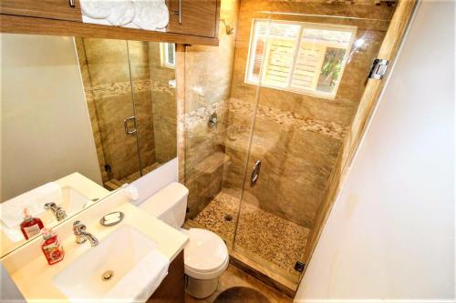 een badkamer met een douche, een wastafel en een toilet bij Exotic Sukiya Tiny House Japanese Balinese Gardens in Homestead