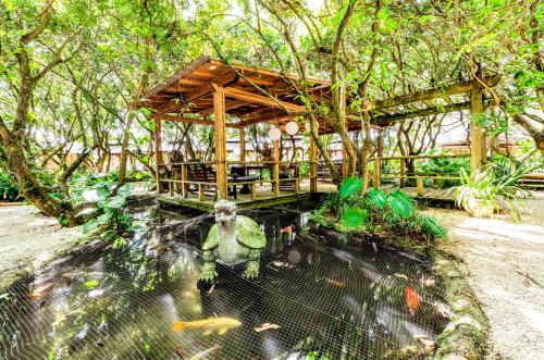 霍姆斯泰德的住宿－Exotic Sukiya Tiny House Japanese Balinese Gardens，建筑物前的笼子,里面满是动物