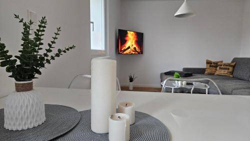 ein Wohnzimmer mit einem Tisch und einem Kamin in der Unterkunft FeWo AS 5 Two Bamberg in Hallstadt