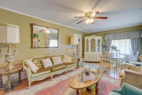 Un lugar para sentarse en Birmingham Home with Yard about 7 Mi to Downtown!