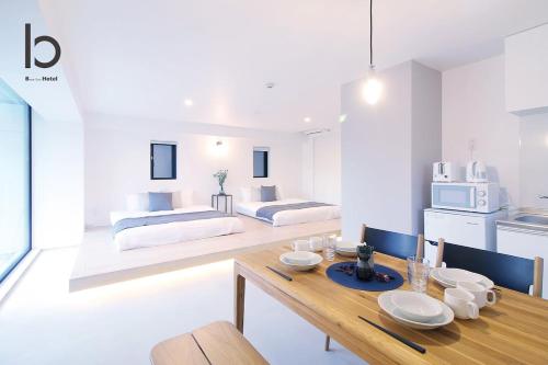 Ένα ή περισσότερα κρεβάτια σε δωμάτιο στο b hotel Heiwaodori 401 - Brand New Apt Famous Hiroshima Dori 6ppl