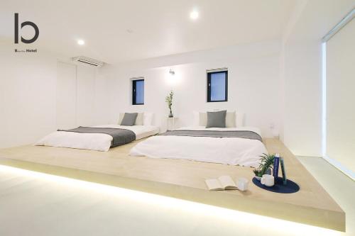 Ένα ή περισσότερα κρεβάτια σε δωμάτιο στο b hotel Heiwaodori 302 - Huge Apt in Famous Hiroshima Dori For 6p