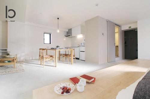 b hotel Heiwaodori 702 - Huge Apt in Famous Hiroshima Dori for 6p