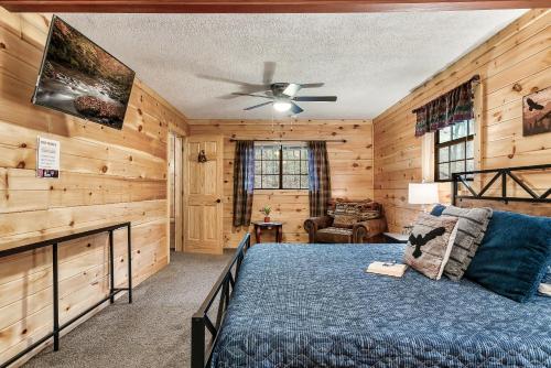ガトリンバーグにあるThe Eagle's Nest Mountain Cabin Gatlinburgのベッドルーム1室(ベッド1台、シーリングファン付)