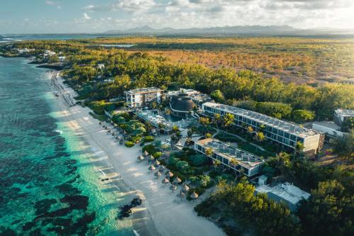 una vista aérea de un complejo junto al océano en Radisson Blu Poste Lafayette Resort & Spa (Adults Only), en Poste Lafayette
