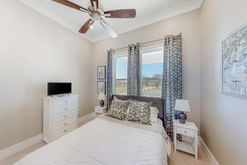 - une chambre avec un lit, un ventilateur de plafond et une fenêtre dans l'établissement The Ruth Retreat, à Gulfport