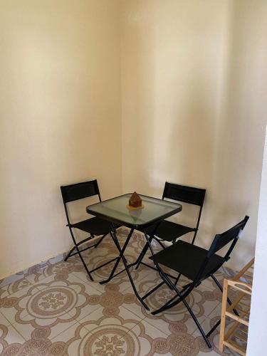 - une table avec 2 chaises et un bol en haut dans l'établissement Lovely 2bedeoom appartement in the heart of Nouakchott, à Nouakchott