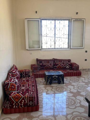 - un salon avec deux canapés et une table dans l'établissement Lovely 2bedeoom appartement in the heart of Nouakchott, à Nouakchott