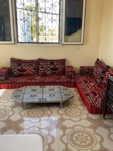 - un salon avec des canapés rouges et une fenêtre dans l'établissement Lovely 2bedeoom appartement in the heart of Nouakchott, à Nouakchott