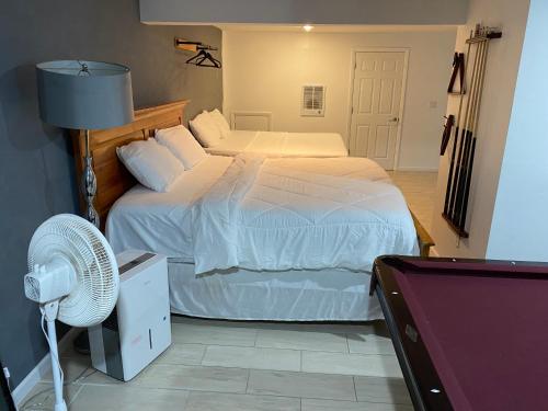 1 dormitorio con 2 camas y ventilador en Two King Beds and washer drier, en Peekskill
