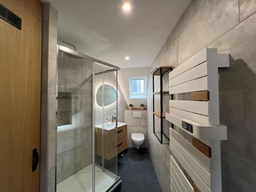 une salle de bain avec une douche en verre et des toilettes dans l'établissement Le Meaux Sacré Vue Cathédrale Hyper Centre Gare Disney, à Meaux