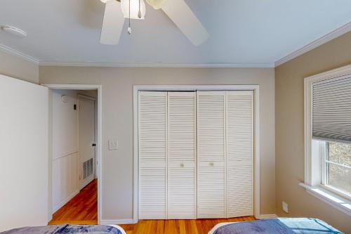 a bedroom with a closet and a ceiling fan at The Lakeway House in Buford