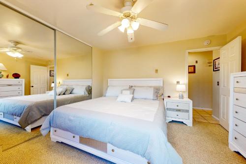 1 Schlafzimmer mit 2 Betten und einem Spiegel in der Unterkunft Sail Bay Hideaway in San Diego
