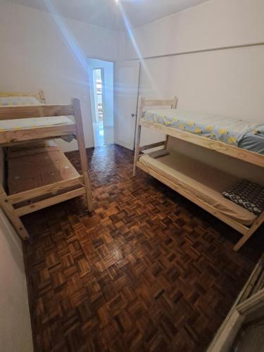 蒙特維多的住宿－Casa con parrillero，客房设有两张双层床,铺有木地板。