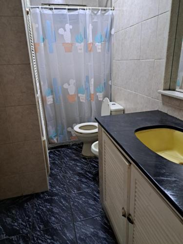 蒙特維多的住宿－Casa con parrillero，浴室配有卫生间、盥洗盆和淋浴。