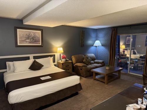 Un pat sau paturi într-o cameră la Divya Sutra Plaza and Conference Centre, Vernon, BC