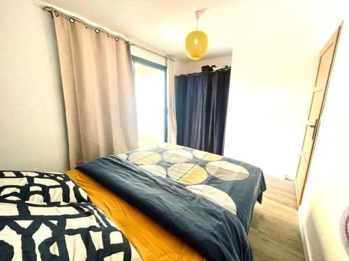 1 dormitorio con cama y ventana grande en maison avec spa et salle de projection en Cournonterral