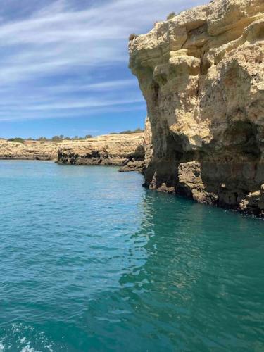 a large body of water next to a rocky cliff at Casa Tranquila Barrada in Alcoutim