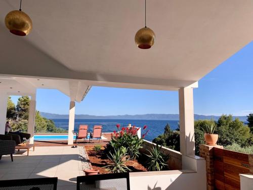 una casa con vista al agua en Isolated apartments with a swimming pool Cove Tvrdni Dolac, Hvar - 6112, en Gdinj