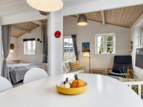 un tazón de calabazas en una mesa blanca en una habitación en Holiday home Karrebæksminde XLIV en Karrebæksminde