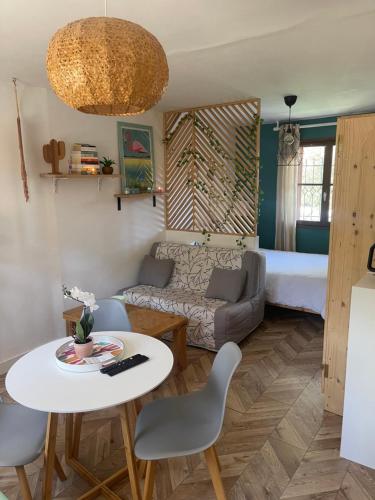 - un salon avec un canapé et une table dans l'établissement Jolie maisonnette paisible, au Pradet