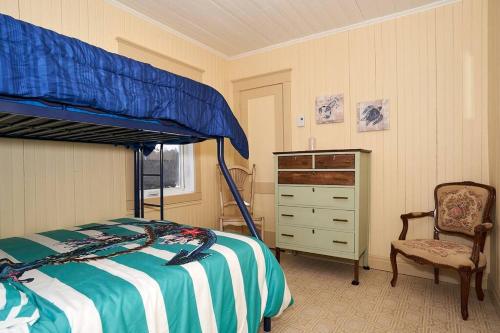 ein Schlafzimmer mit einem Etagenbett und einer Kommode in der Unterkunft L'Ancre de Matane in Matane