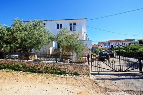 Apartments with parking space Supetar, Brac - 22504