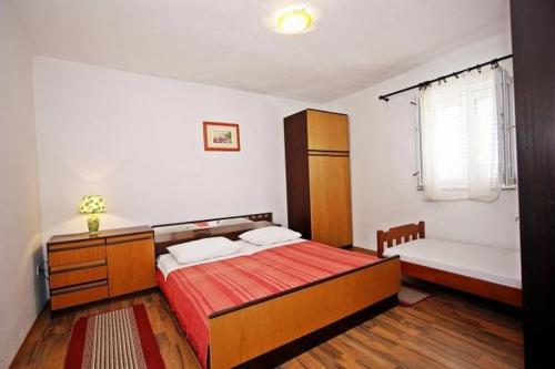 Apartments with parking space Supetar, Brac - 22504