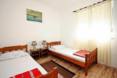 Apartments with parking space Supetar, Brac - 22504
