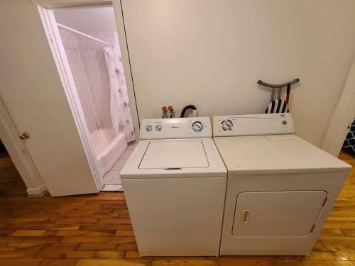 La cuisine est équipée d'un poêle blanc et d'une douche. dans l'établissement 425$ 7nights // Full Kitchen // Room B, à Montréal