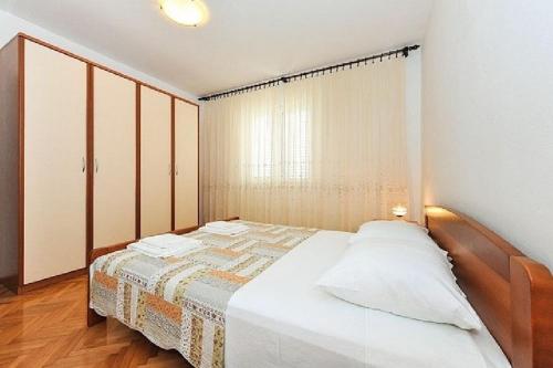 ein Schlafzimmer mit einem großen Bett in einem Zimmer in der Unterkunft Apartments with a parking space Zadar - 22541 in Zadar