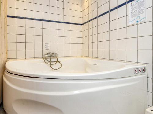 La salle de bains est pourvue de toilettes et d'une baignoire. dans l'établissement 6 person holiday home in Tarm, à Tarm