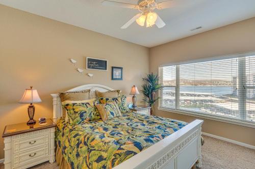 1 dormitorio con cama y ventana en Lake of the Ozarks Retreat with Waterfront View!, en Lake Ozark