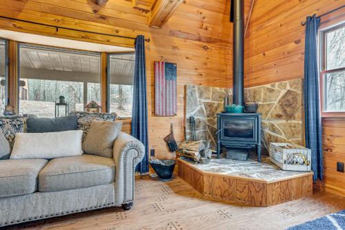 Χώρος καθιστικού στο 2 Mi to Elk Mountain Poconos Escape on 11 Acres!