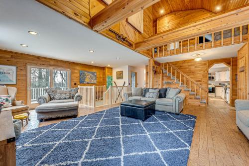 Χώρος καθιστικού στο 2 Mi to Elk Mountain Poconos Escape on 11 Acres!